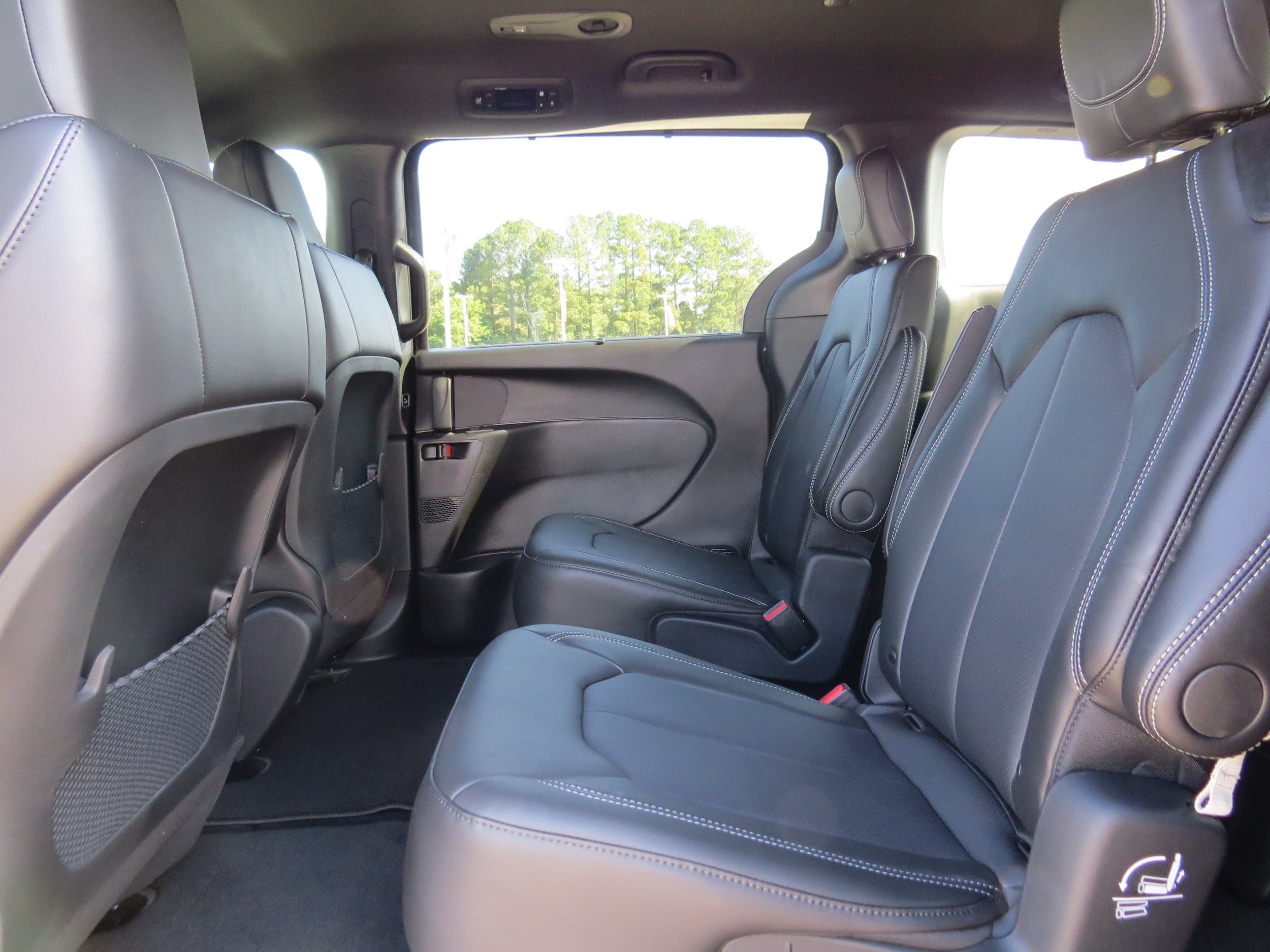2025 Chrysler Voyager LX