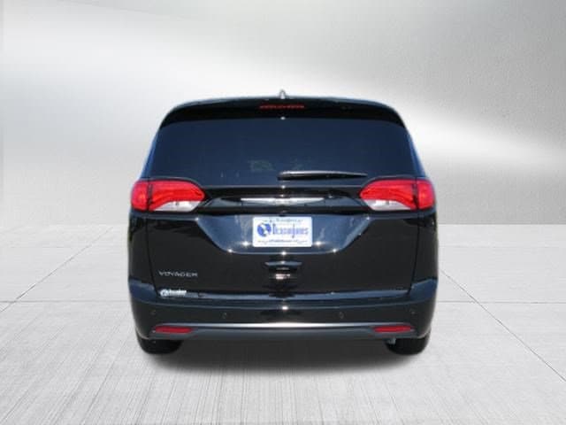 2025 Chrysler Voyager LX