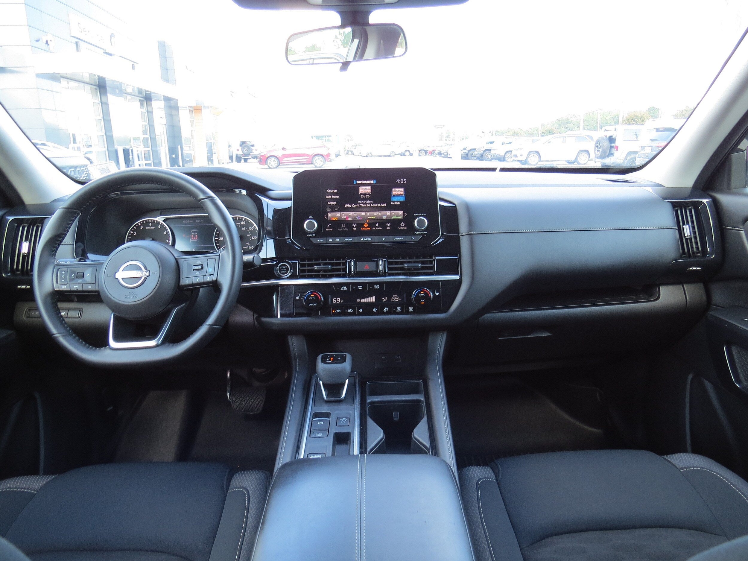 2024 Nissan Pathfinder SV