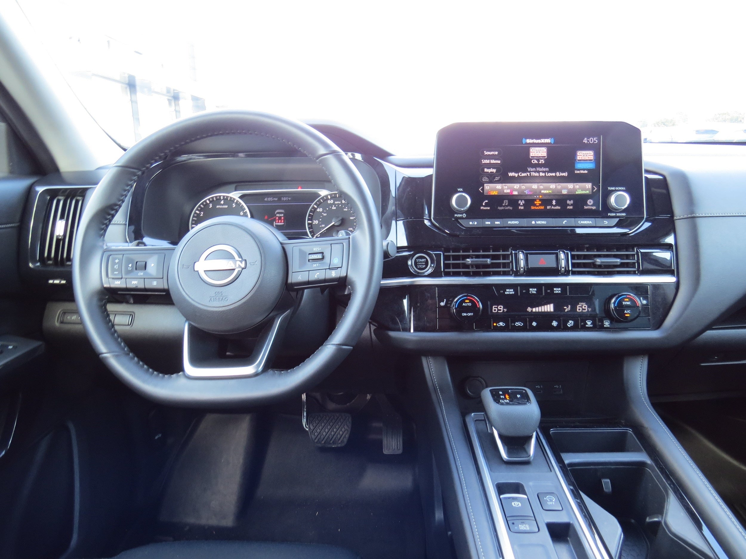2024 Nissan Pathfinder SV