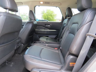 2022 Nissan Pathfinder SL